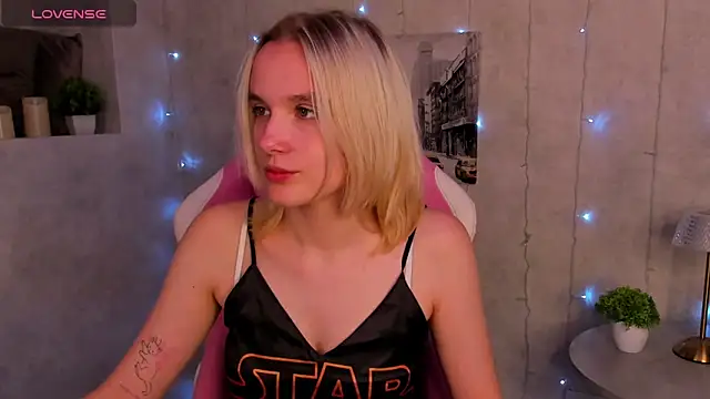 Snapshot of Carolin_Miller chatting on September 27, 2025, 8:19 am Carolin Miller online show from September 27, 2025, 8:19 am