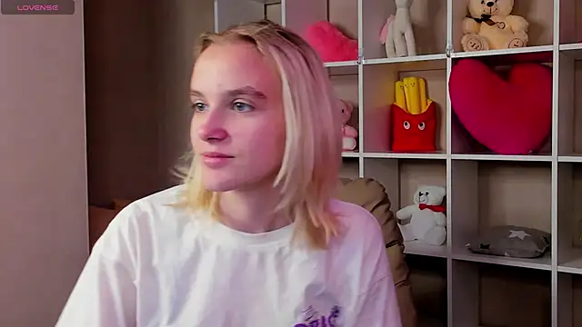 Snapshot of Carolin_Miller chatting on October 14, 2025, 9:54 am Carolin Miller online show from October 14, 2025, 9:54 am