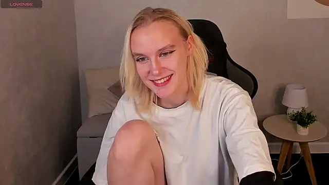 Snapshot of Carolin_Miller chatting on October 22, 2025, 4:57 am Carolin Miller online show from October 22, 2025, 4:57 am