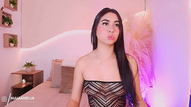 Snapshot of maia_lia_ chatting on September 19, 2025, 10:10 pm maia lia  online show from September 19, 2025, 10:10 pm