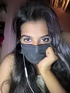 umairahaasan 1 online show from April 15, 2026, 10:22 am