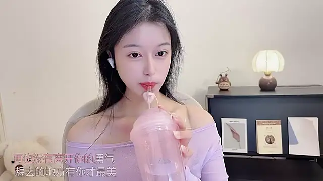Snapshot of Onechestnut chatting on October 12, 2025, 11:26 pm Onechestnut online show from October 12, 2025, 11:26 pm