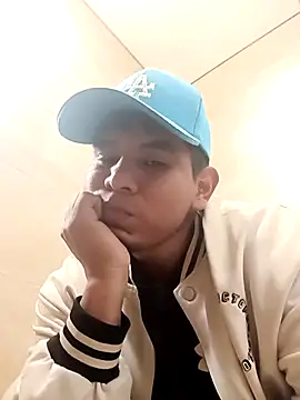 Snapshot of Oscariin96 chatting on February 18, 2026, 3:30 pm Oscariin96 online show from February 18, 2026, 3:30 pm