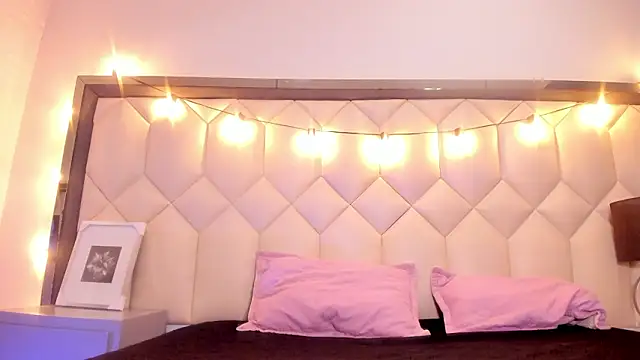 Scarletbigbug online show from February 12, 2026, 12:00 pm