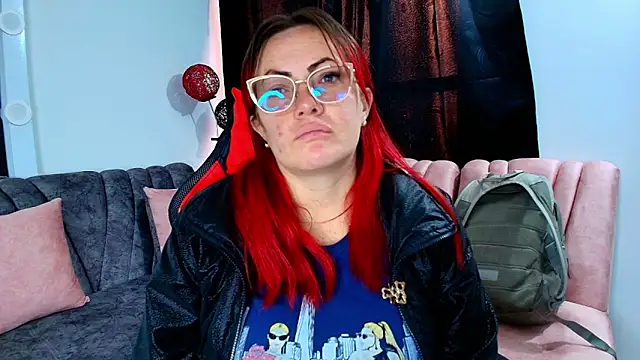 carolinhe  online show from September 17, 2025, 7:37 pm