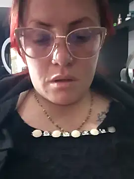 carolinhe  online show from September 26, 2025, 8:24 pm