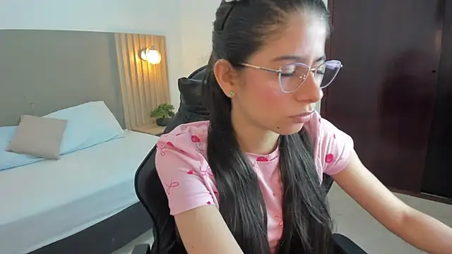 carlina 15 online show from November 28, 2025, 12:19 pm