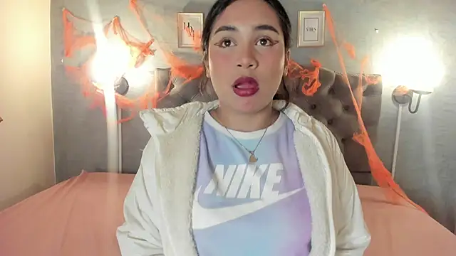 Snapshot of GiannaSlimJB chatting on October 19, 2025, 3:18 am GiannaSlimJB online show from October 19, 2025, 3:18 am