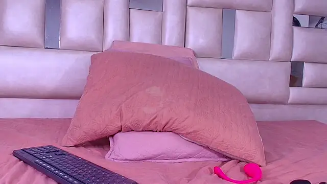 emmacurvy online show from September 11, 2025, 3:06 am