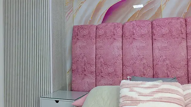 emmacurvy online show from April 12, 2026, 3:33 am