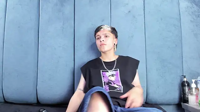 Megan Thompson  online show from April 15, 2026, 2:07 am