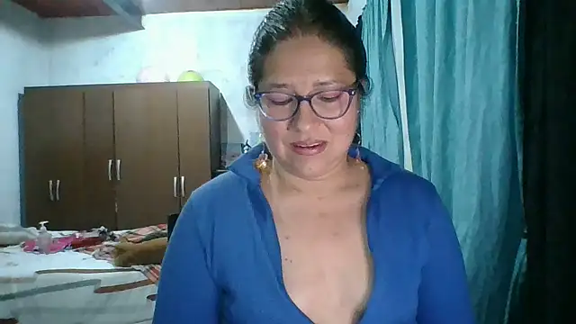 Snapshot of scarlett_widow_ chatting on October 5, 2025, 4:33 am scarlett widow  online show from October 5, 2025, 4:33 am