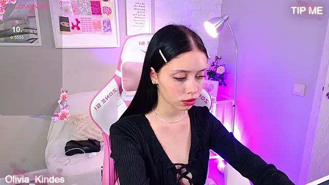 Snapshot of Olivia_Kindes chatting on September 17, 2025, 5:14 pm Olivia Kindes online show from September 17, 2025, 5:14 pm