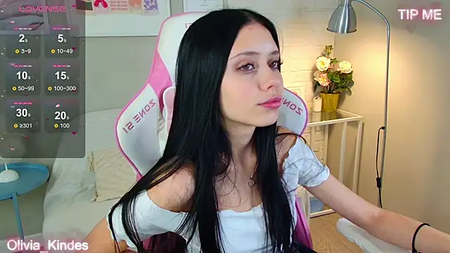 Snapshot of Olivia_Kindes chatting on October 21, 2025, 5:02 pm Olivia Kindes online show from October 21, 2025, 5:02 pm