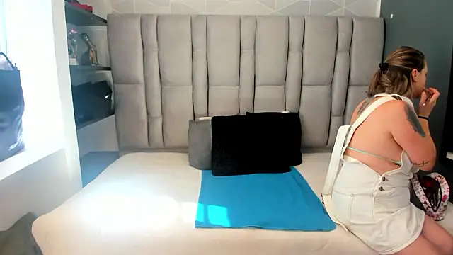 Charlot milf online show from February 26, 2026, 2:38 pm