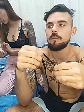 parejajuguetona420 online show from April 23, 2026, 11:40 pm