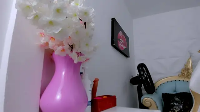 eimy skinny  online show from January 17, 2026, 12:32 pm