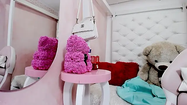 eimy skinny  online show from February 20, 2026, 12:49 pm