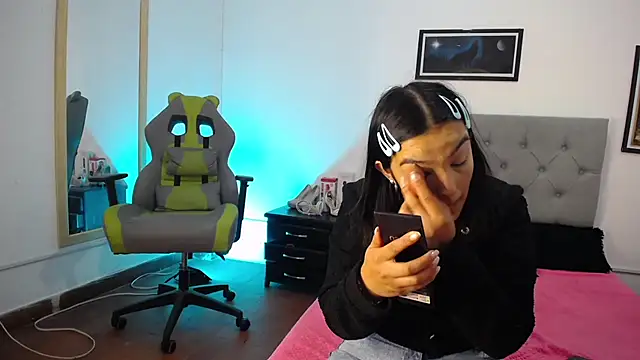 Esmeraldaa- online show from October 8, 2025, 5:38 am