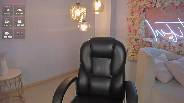 SarahYates online show from April 14, 2026, 4:18 am