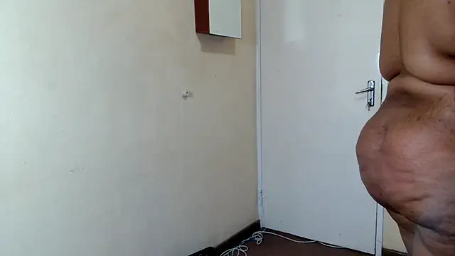 HugeTitisxx online show from April 3, 2026, 6:00 am