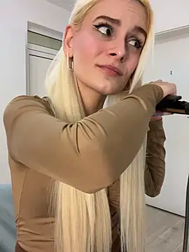 SelenaDaze online show from March 26, 2026, 5:13 am