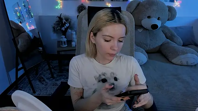 AuroraWrenfield online show from March 31, 2026, 1:29 am