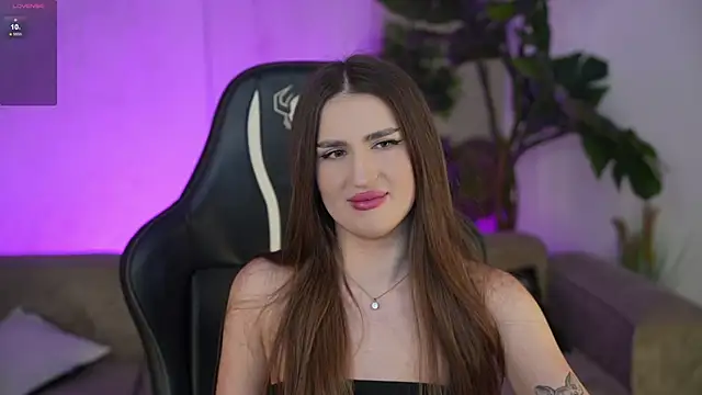 Snapshot of Goldie_Flame chatting on October 15, 2025, 2:33 am Goldie Flame online show from October 15, 2025, 2:33 am