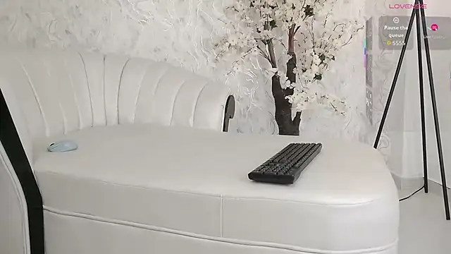 aura sanders1 online show from December 3, 2025, 11:52 am