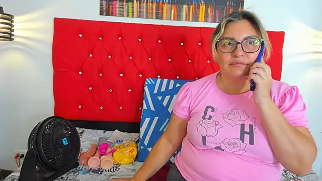 carolinacrus01 online show from September 15, 2025, 3:45 pm