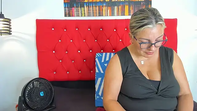 carolinacrus01 online show from October 15, 2025, 5:13 pm