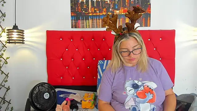 carolinacrus01 online show from November 24, 2025, 4:07 pm