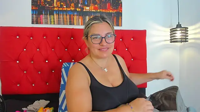 carolinacrus01 online show from December 2, 2025, 4:13 pm