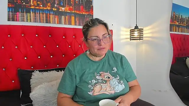 carolinacrus01 online show from February 9, 2026, 4:33 pm