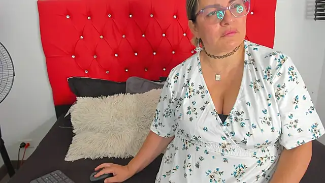 carolinacrus01 online show from February 10, 2026, 4:00 pm