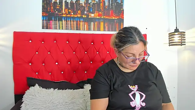 carolinacrus01 online show from February 26, 2026, 6:18 pm