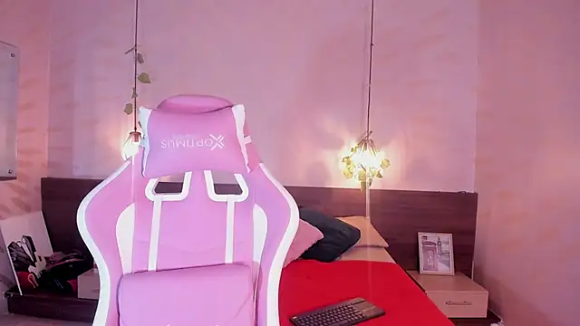 daphne courtis online show from September 22, 2025, 3:19 am