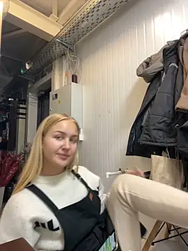 Snapshot of CandyVice chatting on September 19, 2025, 5:57 pm CandyVice online show from September 19, 2025, 5:57 pm