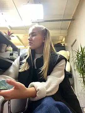 Snapshot of CandyVice chatting on October 10, 2025, 5:12 pm CandyVice online show from October 10, 2025, 5:12 pm