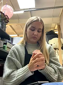 Snapshot of CandyVice chatting on October 17, 2025, 4:20 pm CandyVice online show from October 17, 2025, 4:20 pm