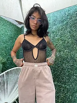 Snapshot of TweetiePieXXX chatting on February 24, 2026, 9:02 pm TweetiePieXXX online show from February 24, 2026, 9:02 pm