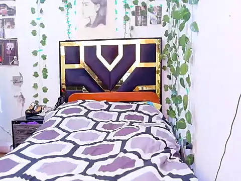 lucywhite13 online show from October 10, 2025, 3:11 pm