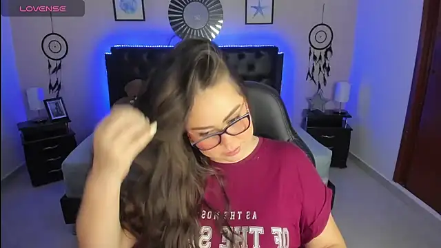 LolaVillalobos online show from September 11, 2025, 12:16 pm