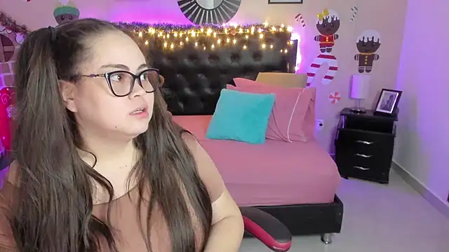 LolaVillalobos online show from December 20, 2025, 11:50 am