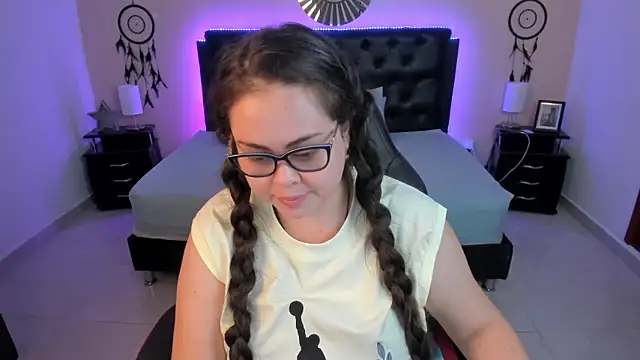 LolaVillalobos online show from March 10, 2026, 12:21 pm