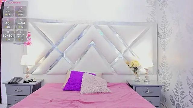 selenareyes online show from September 11, 2025, 10:10 pm