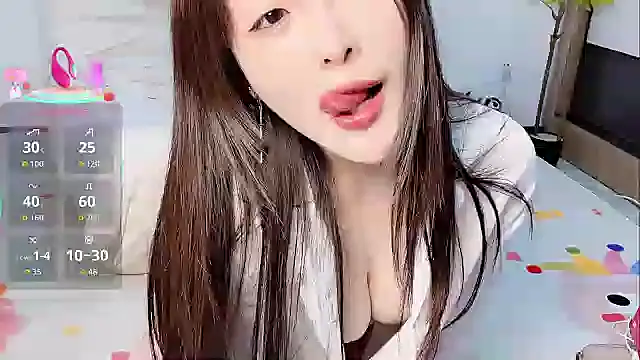 caomei2580 online show from December 4, 2025, 2:48 pm