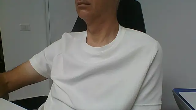 Snapshot of Sensor2000 chatting on July 2, 2026, 7:14 am Sensor2000 online show from July 2, 2026, 7:14 am