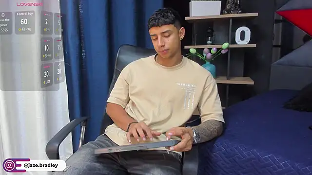 jaze bradley online show from October 31, 2025, 11:33 am