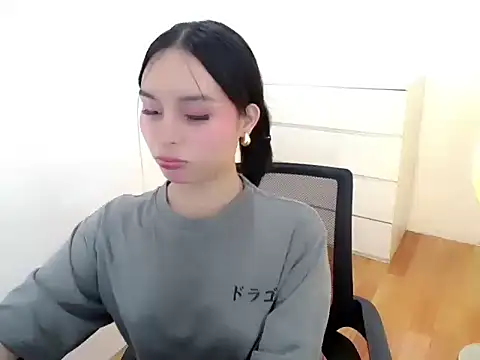 holly tabby online show from September 9, 2025, 8:41 pm